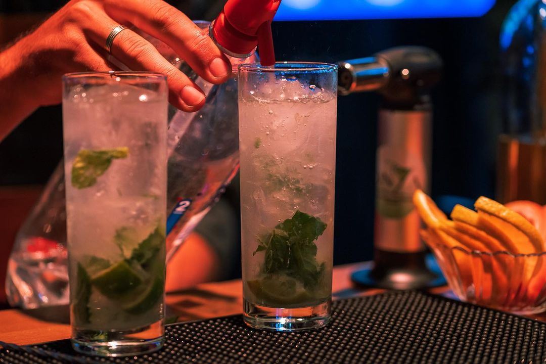 Os Happy Hours em Piumhi já não serão os mesmos. Falta pouco para abrir o nosso ponto de Cocktails aqui.

O drink da foto é um MOJITO CUBANO, do jeito clásico como é preparado no seu lugar de origem na Cuba. No bar chamado “ La Bodeguita del Medio “

Claro que a foto é nossa, e sabemos preparar ele daquele jeito clásico que quando você experimentar, não terá retorno 

OnzaCocktails em Piumhi