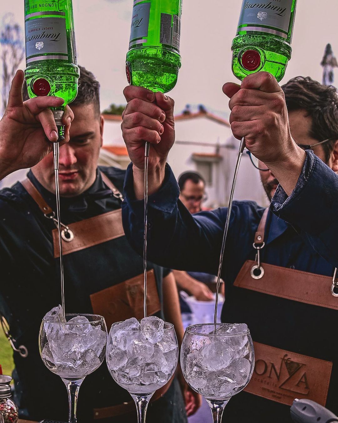 - Na foto estávamos preparando um delicioso Gin & Tonic 
Gin Tanqueray - Tônica Swcheppes, muito gelo e a adição que você preferir, porque o Gin perfeito é aquele que você junta com o que você mais gosta de misturar.

O Gin é desde há muito a bebida mais consumida em todo o tipo de eventos. Para nós o motivo é bem claro, é um coquetel super delicado e versátil, fresco, aromático e se bem misturado dá vontade de beber durante todo o evento.Nos nossos cardápios você sempre encontrará opções delicadas para escolher.