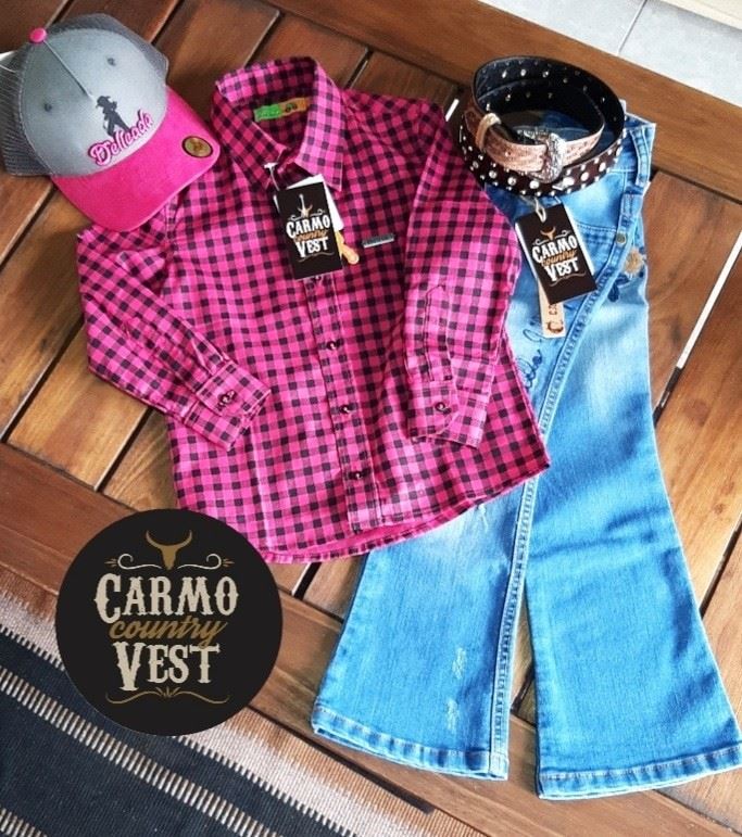 E as nossas Mini Cowgirl vão ficar um encanto nesse look, com calça flaire bordada, camisa xadrez, cintro strass e boné!!
Demais de lindo, né!!