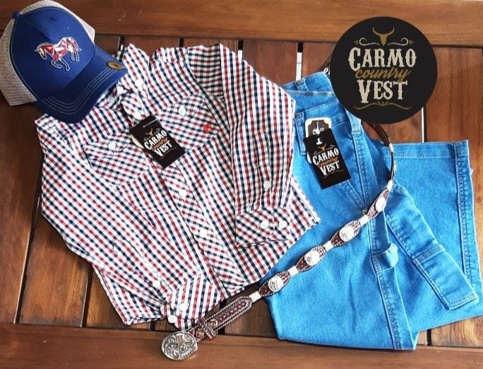 E claro que nossos Mini Cowboys vão encantar por onde for com esse look, com calça carpinteiro, camisa xadrez, cintro cowboy e boné!!
Lindo demais!!