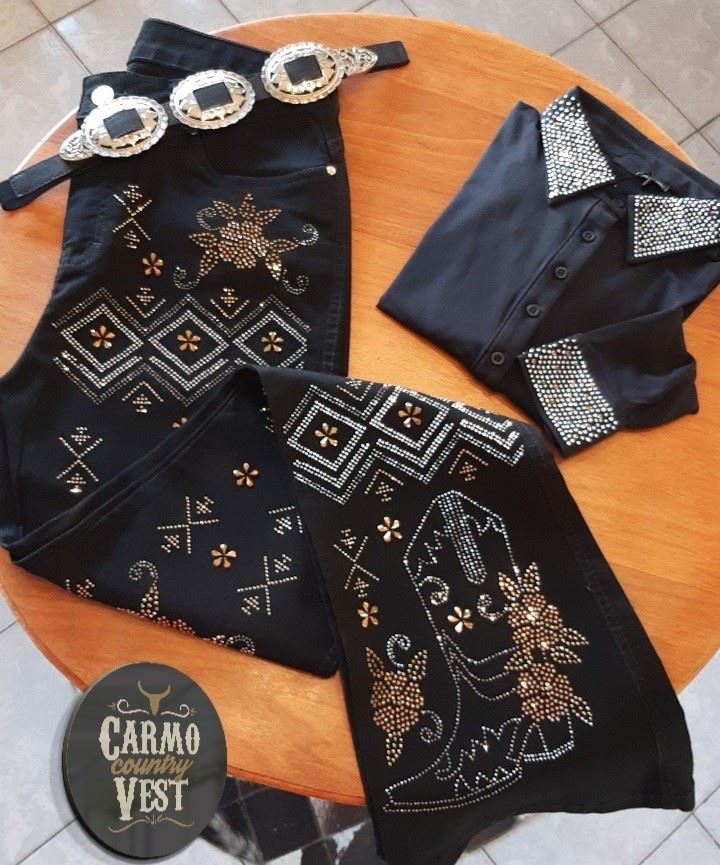 Você gosta de brilho, então vai gostar desse look!!! Lets Rodeo!!!

#carmocountryvest #lojacountry #countrystyle #westernstyle #calçacombrilho #bodycamisa #lookcountry #lookcountrygirl