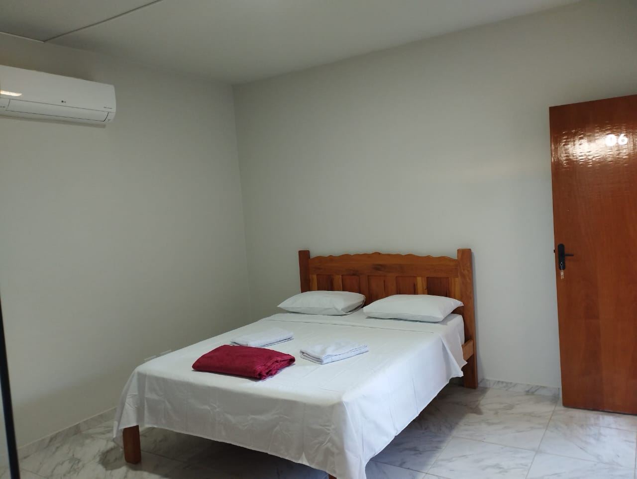 Quarto de Casal com Ar Condicionado e TV