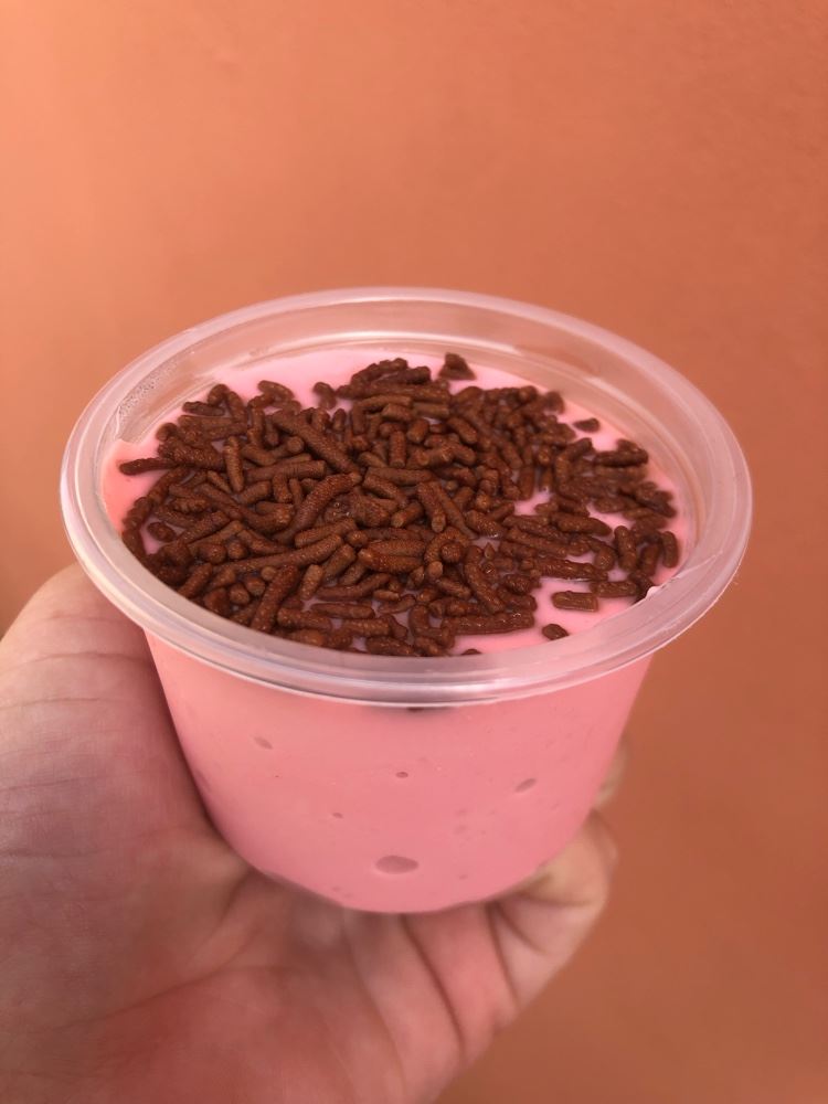 Mousse de morango com granulado 