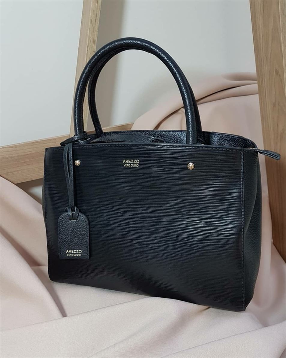 Uma bolsa clássica Arezzo. Espaçosa e compacta ao mesmo tempo.Em couro.

Enviamos para você!!
Nos chame no direct ou Whatsapp (35) 9200-0973

#Bolsas #bolsasarezzo #modafeminina