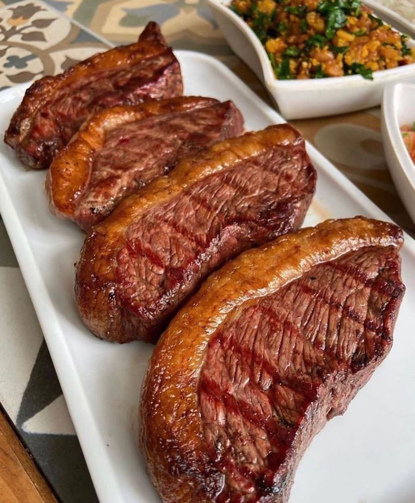 Peça nossa Picanha com  feijão tropeiro! Acompanha arroz branco, fritas, feijão tropeiro, files de Picanha Premium e farofa e vinagrete! 