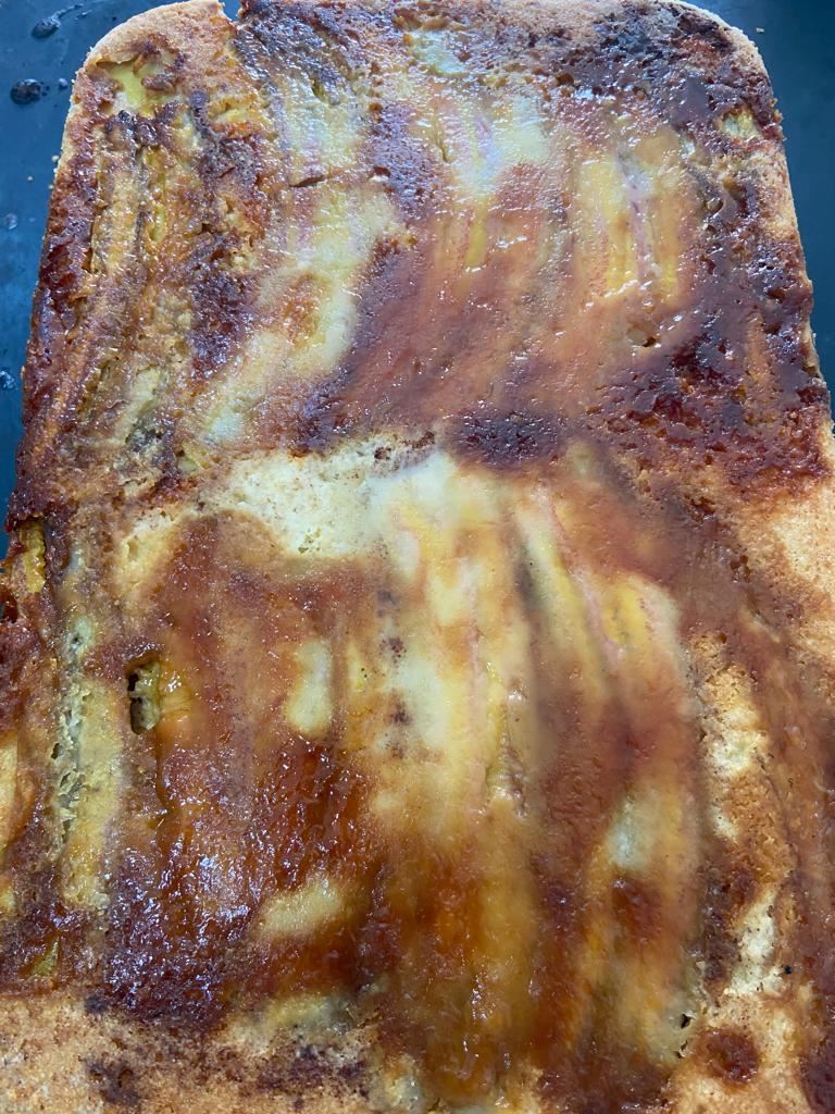 Essa torta de banana nanica, com açúcar e canela, para café da tarde está uma delícia.